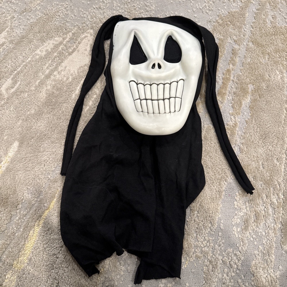 Rare EASTER UNLIMITED Scream GHOST FACE SKULL Smiling Teeth Mask Hooded